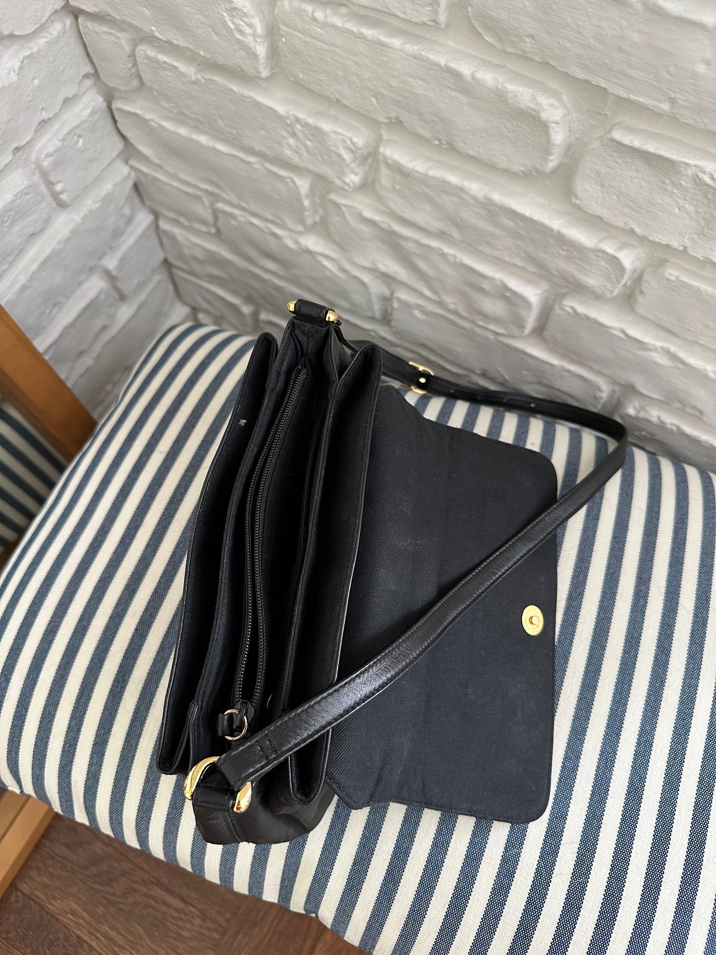 Très Chic Black Leather Shoulder Bag