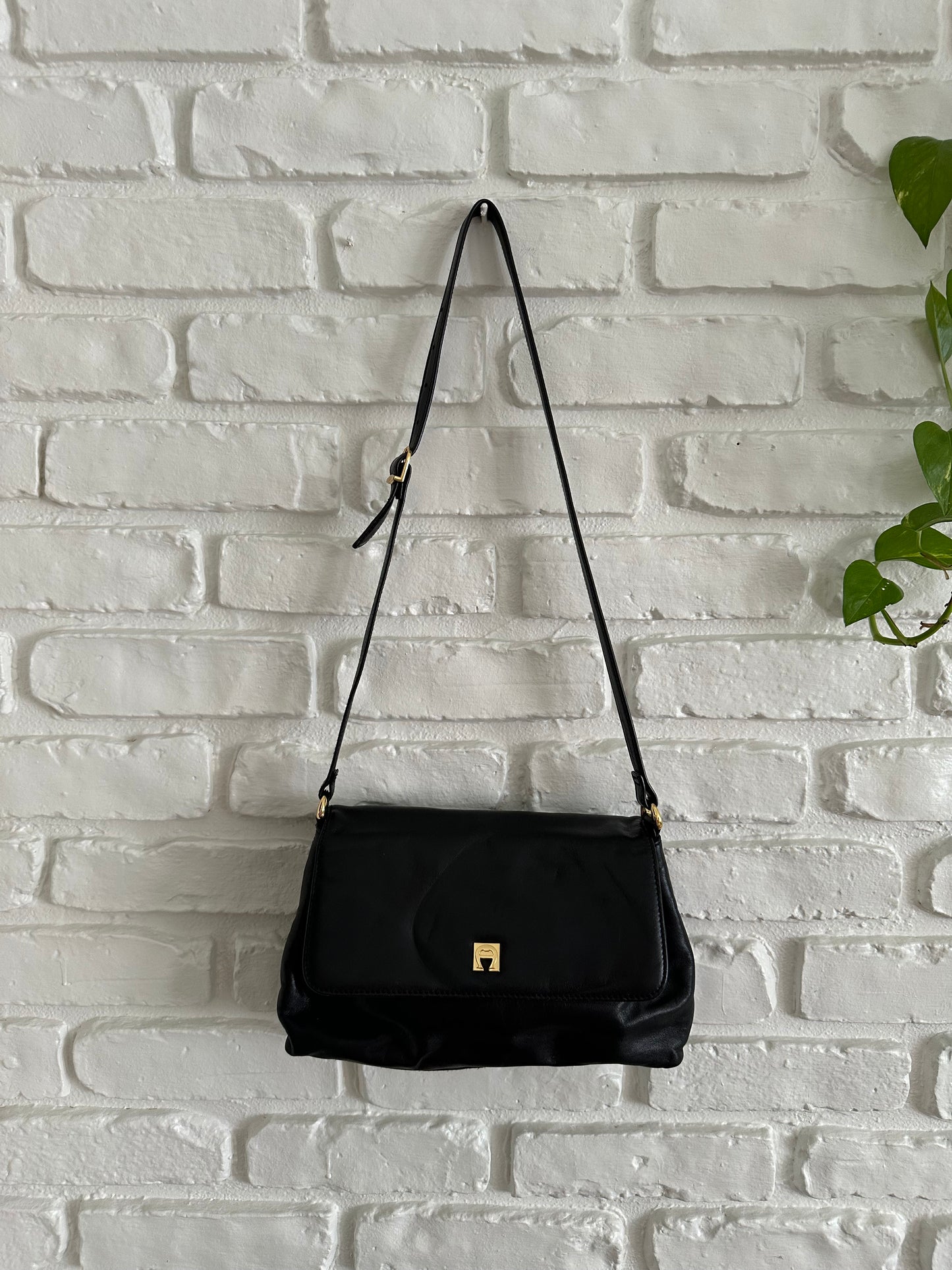 Très Chic Black Leather Shoulder Bag