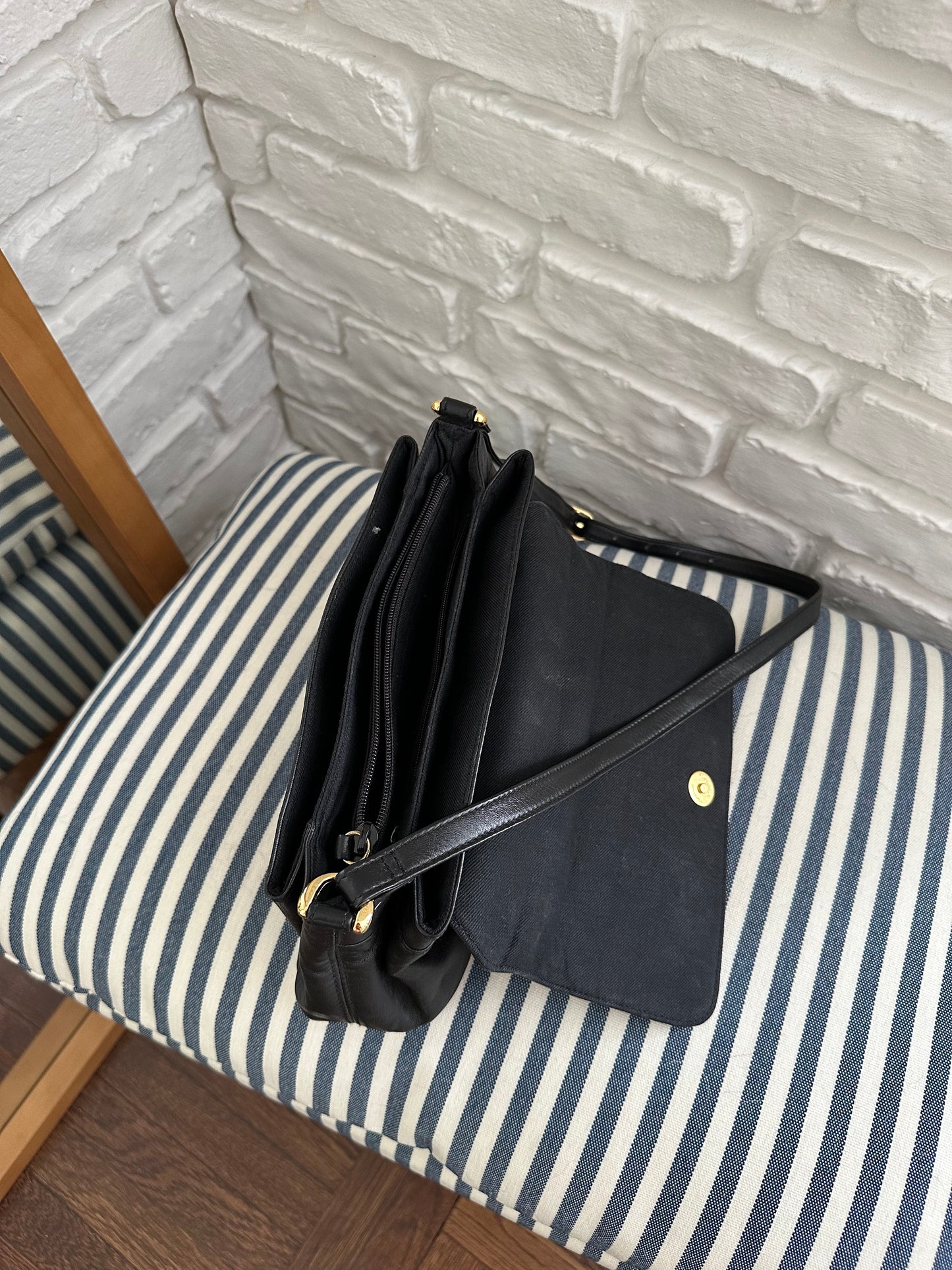 Très Chic Black Leather Shoulder Bag